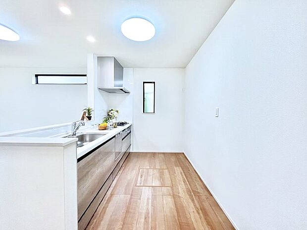 ～Kitchen～　自然光が入る窓のあるキッチン☆毎日使う場所だからこそ、使い勝手を考慮しました。ゆったりとしたキッチンコーナーは質感豊かな仕上がりとなっております。
