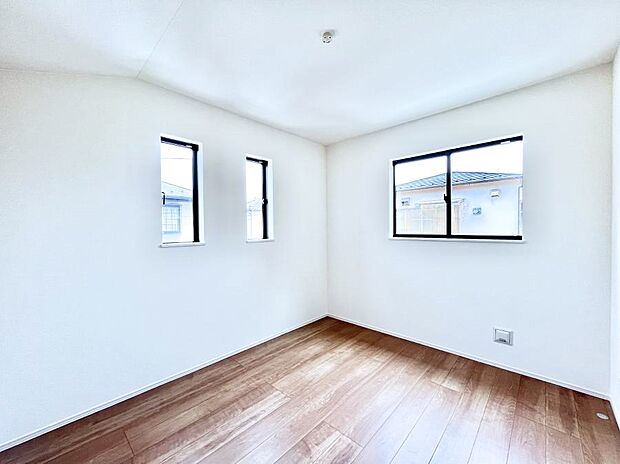 ~Bed Room~ 2面採光を確保した明るい室内は、風通しも良く、大変居心地の良い空間となっております。爽やかな風を感じて起きる朝は、快適生活の始まりに!日当たりが良い住まい♪