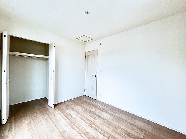 ～Bed Room～　部屋数が多いのが戸建てのメリットです。ご家族が増えたことで手狭に感じていた住まいも戸建てでは各居室プライバシーを保つことができます。住まいにゆとりが生まれ心もリラックスできます♪