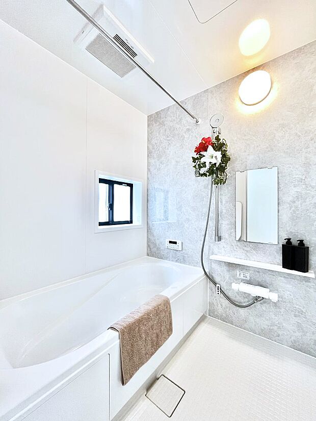 ～Bath Room～　ゆったりと足を伸ばして入浴することが可能！一日の疲れを癒す貴重なバスタイムです。お子様とご一緒でも十分な広さなので、リビングとは違った家族団欒のひと時をお楽しみいただけます。
