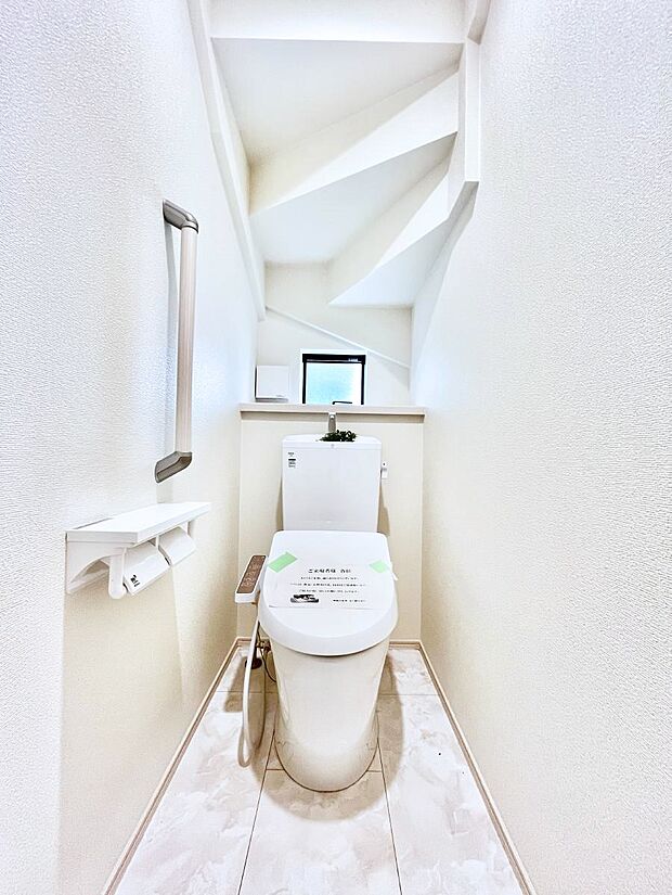 ~Toilet~ 綺麗・スッキリ・快適なウォシュレット付トイレでくつろげる空間です。トイレは毎日使わざるを得ないもの。いつも清潔を保ちたいですね。トイレが2ヶ所あるので朝の混雑時に便利です!