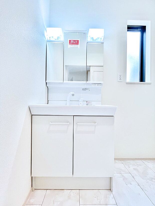 ~Dressing Room~ 暗くなりがちな洗面所も窓があると採光と換気が可能なので気持ちよくお使い頂けます。三面鏡タイプの洗面台は鏡裏収納で散らかりがちな洗面所もスッキリ♪