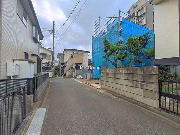 ～Exterior～　前面道路：東 4m 私道　前面道路は閑静な住宅地をはしる車通りの少ない道路。駐車の出し入れもらくらくです！ご不明点・現地見学のご希望は、お気軽にお問い合わせください！