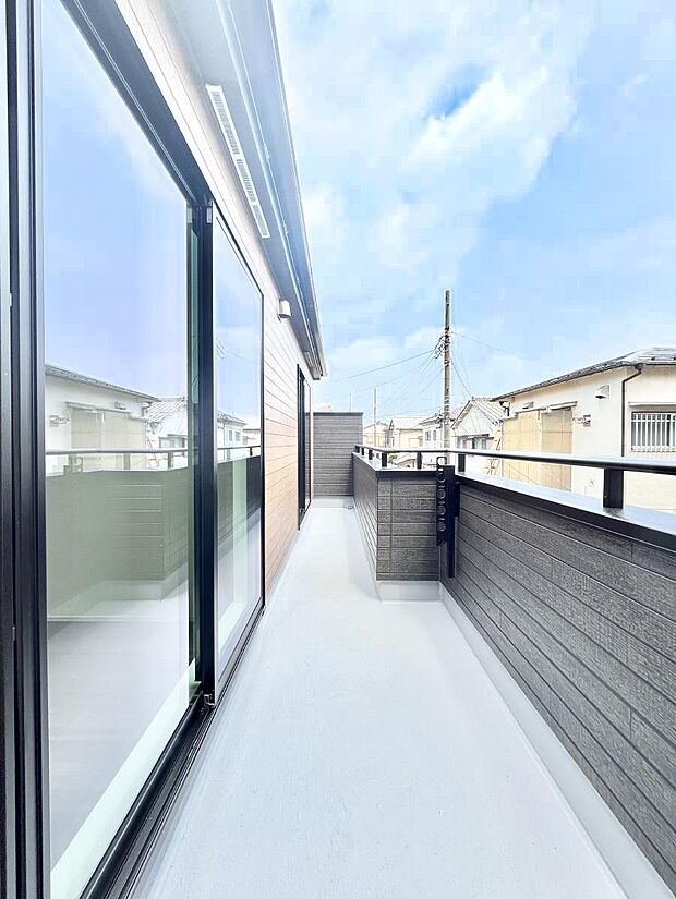 ~Balcony~ バルコニーは温かい陽がさしこみ、お布団や洗濯物を気持ちよく干すことができます。 使いやすく開放的なバルコニーです♪陽ざしがたっぷり降り注ぐ、バルコニー付き住まい。
