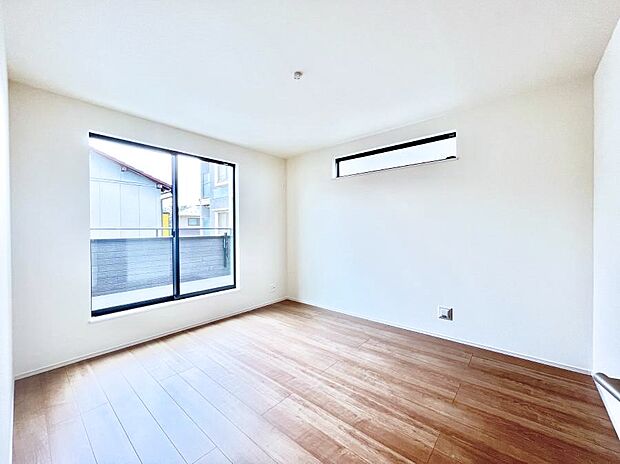 ～Bed Room～  「今日も一日お疲れ様」とご夫婦でゆったりくつろげる寝室。  毎日の家事やお仕事に疲れた日はフカフカのベットで癒されてください。本棚をおいても快適な広さが自慢♪