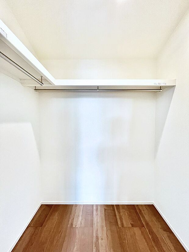 ～Walk-in Closet～　必要なものやコーディネートを一覧して確認でき、身支度や準備が短時間で済むウォークインクローゼットを設置しました。家の中をすっきりとさせる便利な収納スペースです。