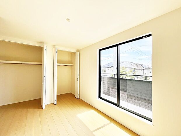 ◆A号棟◆~Bed Room~ 全居室には収納クローゼットを完備!普段使いのお洋服や小物はもちろん、季節物のお洋服などもしっかりと整理整頓おしまい頂けます。 居室空間を広く使用できますね。