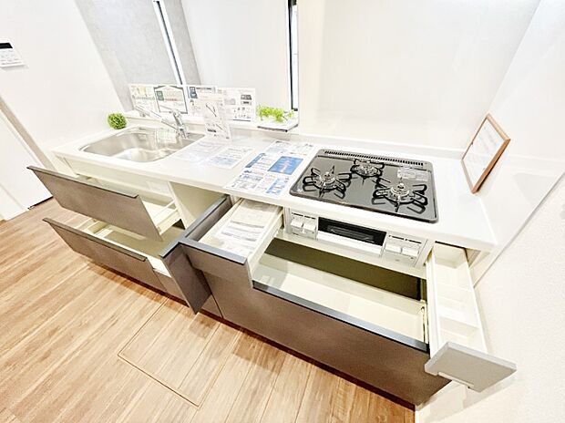 収納スペースもたっぷり!広々とした作業スペースで家事もラクラク!