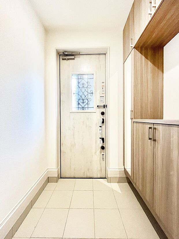 ~Entrance~ 家の中でお客様を迎える最初の場所である玄関は、家の印象そのものです!豊富な玄関収納で、常に綺麗に保つことが出来ます♪玄関にはたっぷり収納の下駄箱を完備!