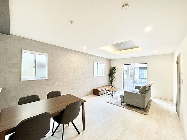 ~Living~ 飽きの来ないシンプルでおしゃれなLDK。大きな窓から日差しが差し込むので室内も明るく、家族の憩いの場としてピッタリです。開放感と日当たりの良さを是非ご覧ください!