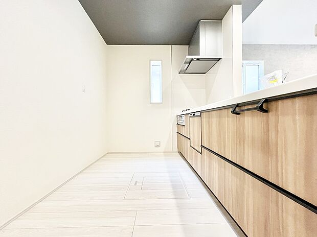 爽やかな風が通り抜けるキッチン。窓があるので明るく換気にも役立ちます。