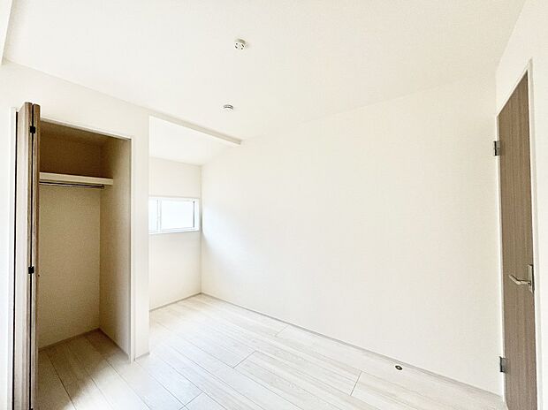 やさしい光がさしこむ居室はしっかり収納付き