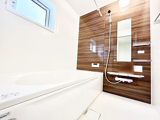 ~Bath Room~ 落ち着いた雰囲気の浴室で明日に向けてリフレッシュ。浴室乾燥機能も付いているので隣の洗濯機置き場で洗い上がった洗濯物を、雨の日も天気を気にせず乾燥させることも可能です。