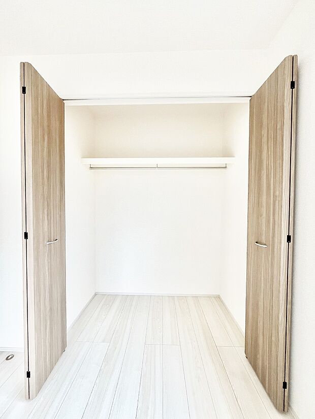 ~Closet~ 壁面クローゼットがあればタンスを置く必要がなく、出っ張りのないスッキリ空間を維持できます。限られたスペースを有効に活用できそう。季節の衣類や趣味の品などたっぷり収納出来ますね♪