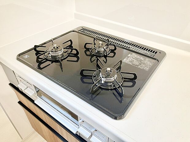 ガスコンロはSiセンサー搭載。火力調節や焦げ付き・消し忘れも防いでくれます。