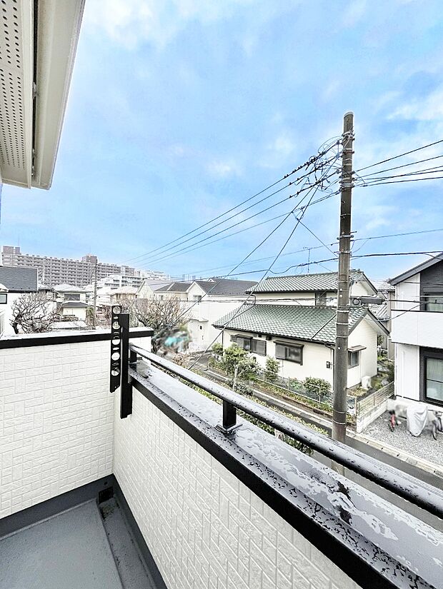 ~Balcony~ バルコニーは温かい陽がさしこみ、お布団や洗濯物を気持ちよく干すことができます。 使いやすく開放的なバルコニーです♪陽ざしがたっぷり降り注ぐ、バルコニー付き住まい。
