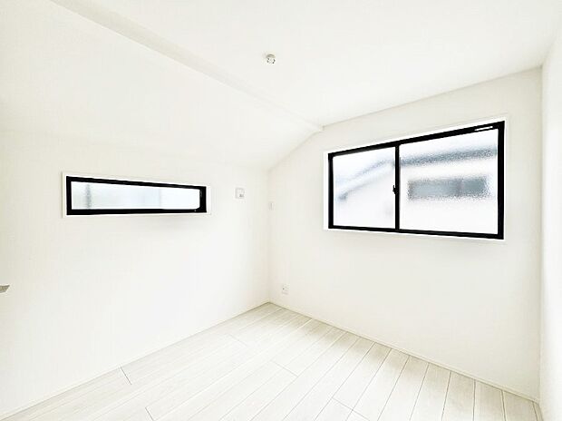 ~Bed Room~ 子供部屋はお子様にとって大変重な役割があります。子供一人で過ごす空間を与えることで、宿題や勉強時間も自然と増えまた自ら部屋の片付けや掃除なども促すことに繋がります。