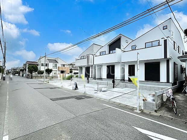 ~Exterior~ 前面道路:西 8m 公道 前面道路は閑静な住宅地をはしる車通りの少ない道路。駐車の出し入れもらくらくです!ご不明点・現地見学のご希望は、お気軽にお問い合わせください!
