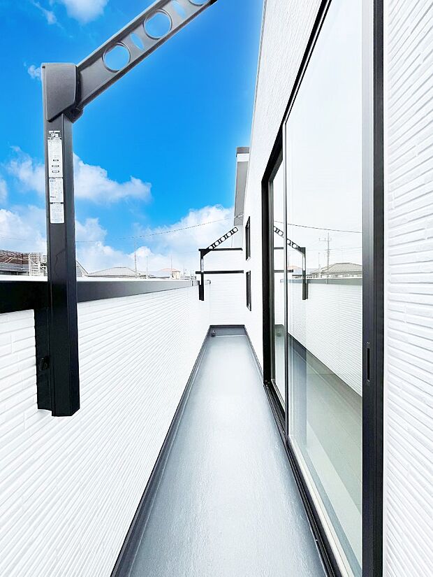~Balcony~ バルコニーは温かい陽がさしこみ、お布団や洗濯物を気持ちよく干すことができます。 使いやすく開放的なバルコニーです♪陽ざしがたっぷり降り注ぐ、バルコニー付き住まい。