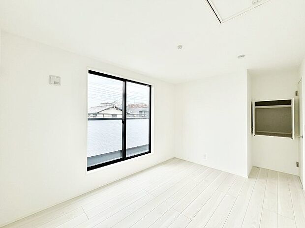 ~Bed Room~ バルコニーからの採光で朝もスッキリ目が覚めそうですね!穏やかな光が差し込む室内には、穏やかな時間が流れます。休日には、落ち着いた空間で自分の趣味を楽しむのはいかがですか。