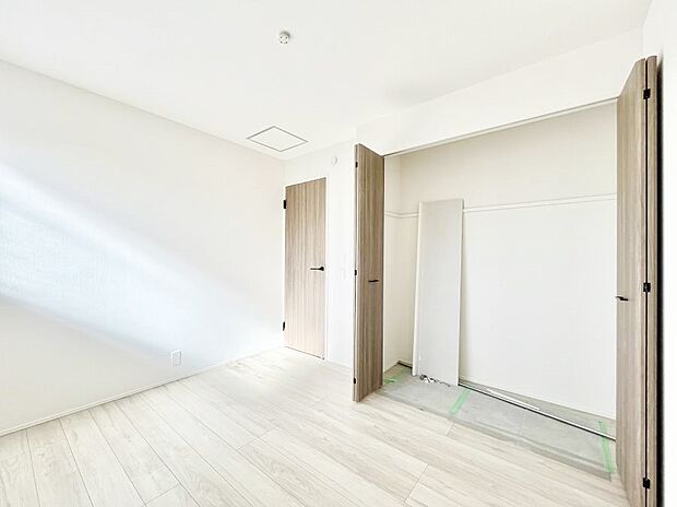 ~Bed Room~ 全居室には収納クローゼットを完備!普段使いのお洋服や小物はもちろん、季節物のお洋服などもしっかりと整理整頓おしまい頂けます。 居室空間を広く使用できますね。