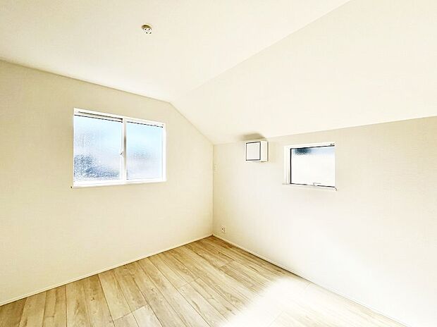 ~Bed Room~ 子供部屋はお子様にとって大変重な役割があります。子供一人で過ごす空間を与えることで、宿題や勉強時間も自然と増えまた自ら部屋の片付けや掃除なども促すことに繋がります。