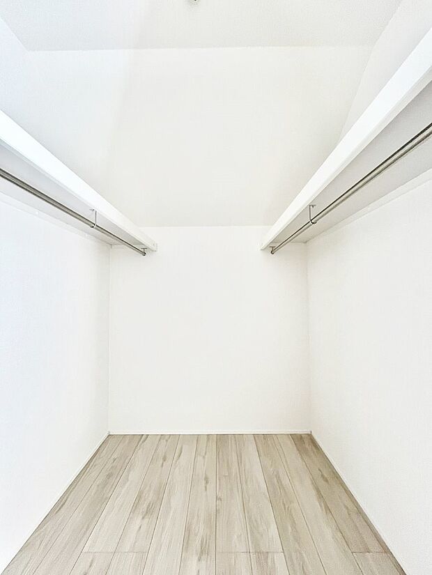 ~Walk-in Closet~ 必要なものやコーディネートを一覧して確認でき、身支度や準備が短時間で済むウォークインクローゼットを設置しました。家の中をすっきりとさせる便利な収納スペースです。