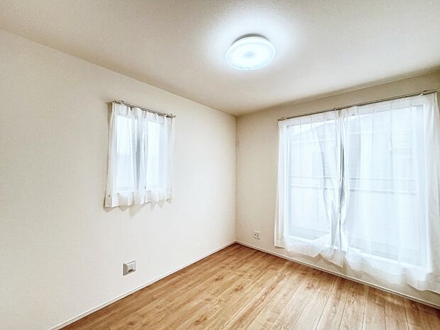~Bed Room~ 2面採光を確保した明るい室内は、風通しも良く、大変居心地の良い空間となっております。爽やかな風を感じて起きる朝は、快適生活の始まりに!日当たりや通風がとても良い住まい♪