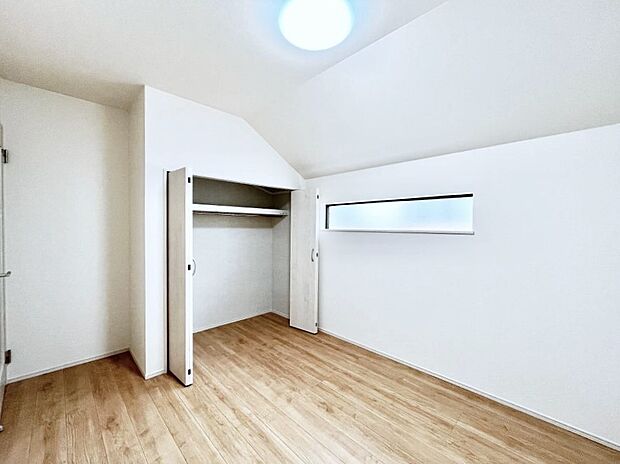 ~Bed Room~ 子供部屋はお子様にとって大変重な役割があります。子供一人で過ごす空間を与えることで、宿題や勉強時間も自然と増えまた自ら部屋の片付けや掃除なども促すことに繋がります。