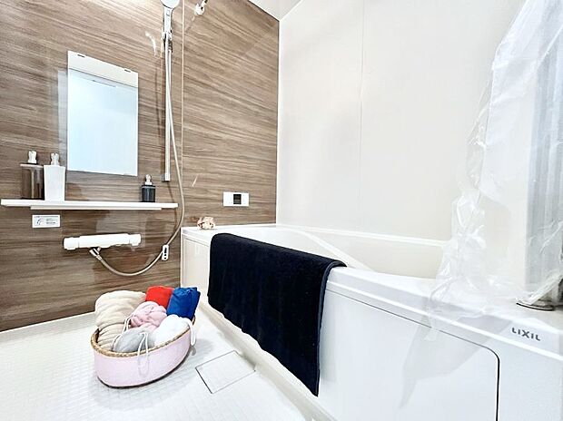 ~Bath Room~ ゆったりと足を伸ばして入浴することが可能!一日の疲れを癒す貴重なバスタイムです。お子様とご一緒でも十分な広さなので、リビングとは違った家族団欒のひと時をお楽しみいただけます。