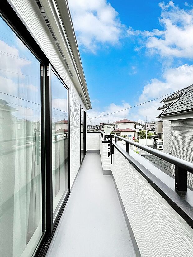 ~Balcony~ バルコニーは温かい陽がさしこみ、お布団や洗濯物を気持ちよく干すことができます。 使いやすく開放的なバルコニーです♪陽ざしがたっぷり降り注ぐ、バルコニー付き住まい。