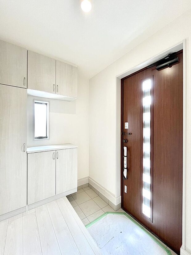 明るい玄関はお客様をお出迎えするのにぴったりです!