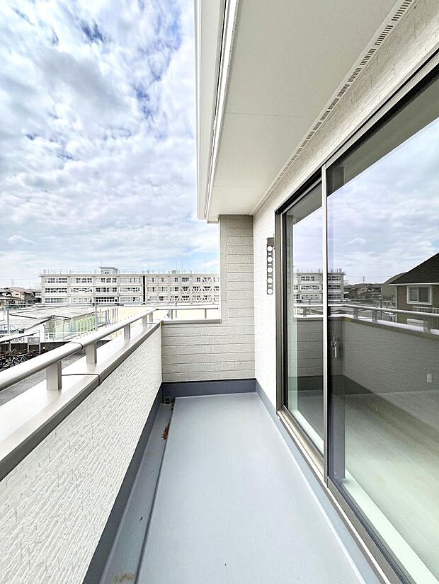 南向きのバルコニー!ご家族の洗濯物はもちろん、お布団もたっぷり干せます!