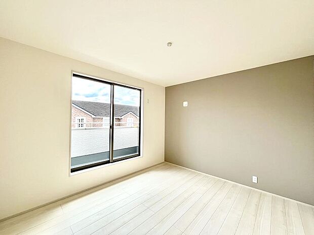 明るいバルコニーサイドに洋室を設置。目覚めの良い寝室に。