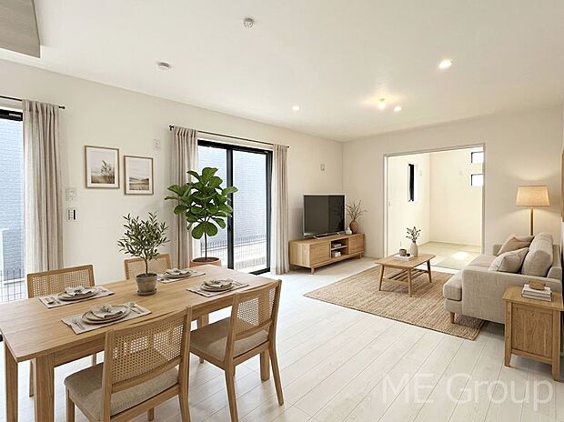 ご家族の賑やかな話し声で包まれる明るいリビング ※家具はCGです