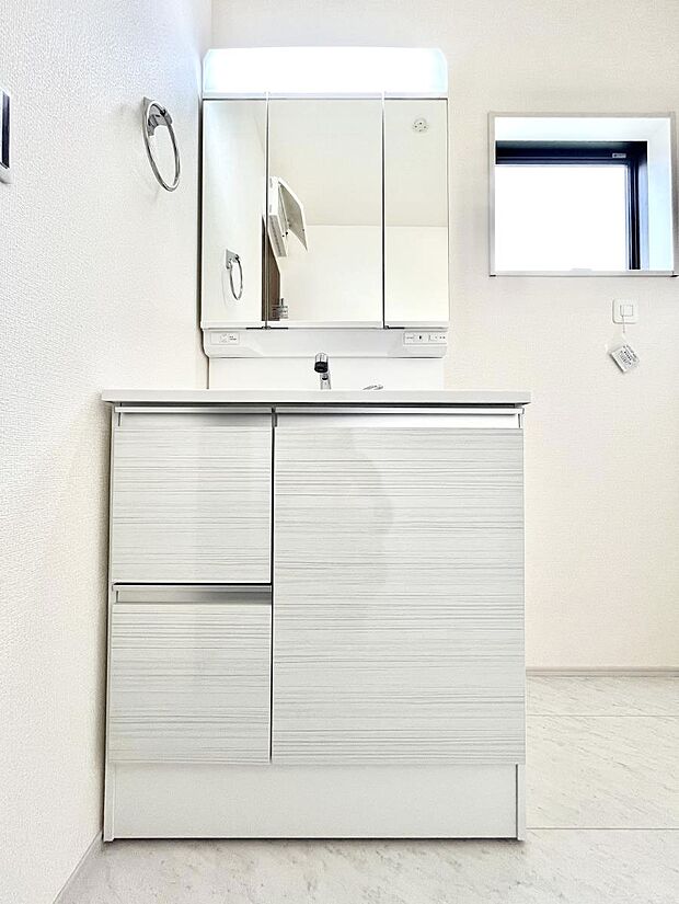 大きく見やすい三面鏡で清潔感ある洗面台は、身だしなみチェックや肌のお手入れにおすすめです。