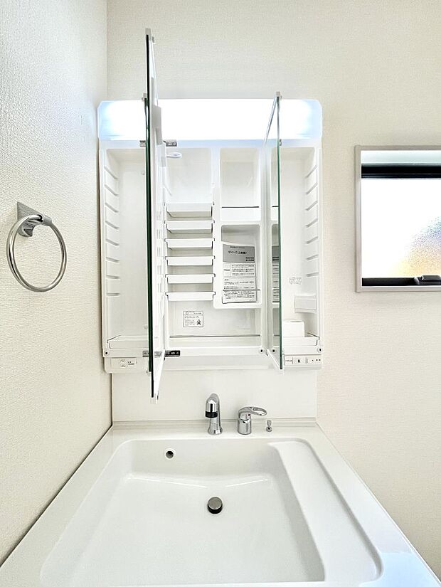 ◆1号棟◆三面鏡の裏に、化粧品や衛生用品などを収納可能。洗面台をすっきりと保ちます!