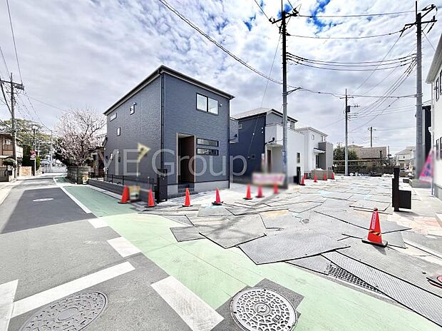 ~Exterior~ 前面道路は閑静な住宅地をはしる車通りの少ない道路。駐車の出し入れもらくらくです!ご不明点・現地見学のご希望は、お気軽にお問い合わせください!
