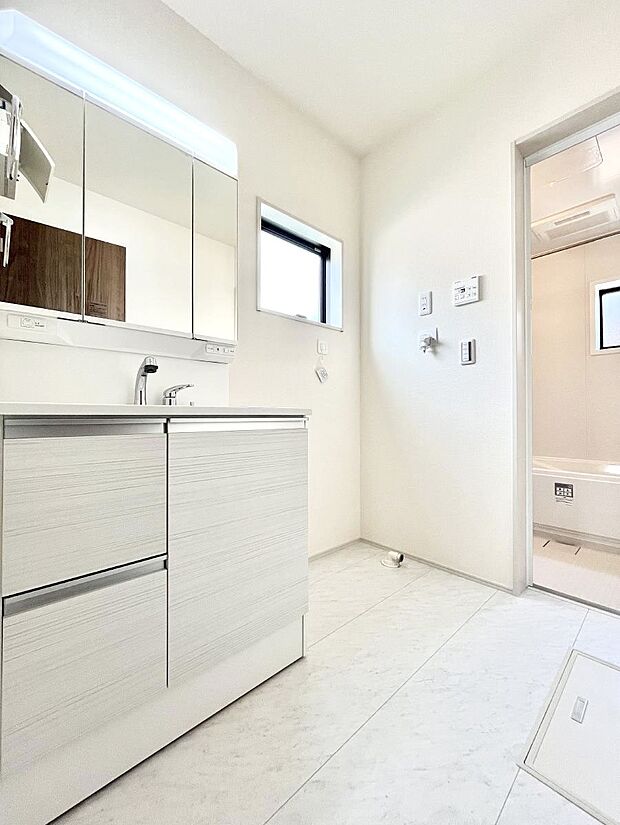 清潔感のある快適空間です。毎日の身支度も気持ち良くお使い頂けます。