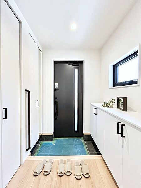 ◆2号棟◆～Entrance～　家の中でお客様を迎える最初の場所である玄関は、家の印象そのものです！豊富な玄関収納で、常に綺麗に保つことが出来ます♪玄関にはたっぷり収納の下駄箱を完備！
