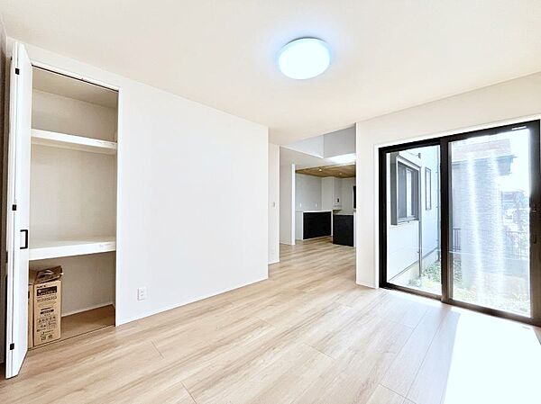 ◆2号棟◆～Living～　飽きの来ないシンプルでおしゃれなLDK。大きな窓から日差しが差し込むので室内も明るく、家族の憩いの場としてピッタリです。開放感と日当たりの良さを是非ご覧ください！