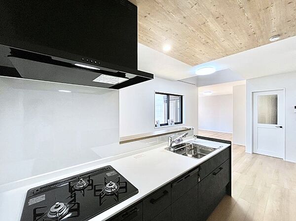 ◆2号棟◆～Kitchen～　会話が弾むリビング、料理が愉しくなるキッチン。家は、ただ生活する場ではなく、暮らしを愉しく、快適にする場所。笑顔の毎日、安らぎの日々のために、最新の設備・仕様を採用。