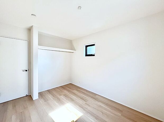 ◆2号棟◆~Bed Room~ 全居室には収納クローゼットを完備!普段使いのお洋服や小物はもちろん、季節物のお洋服などもしっかりと整理整頓おしまい頂けます。 居室空間を広く使用できますね。