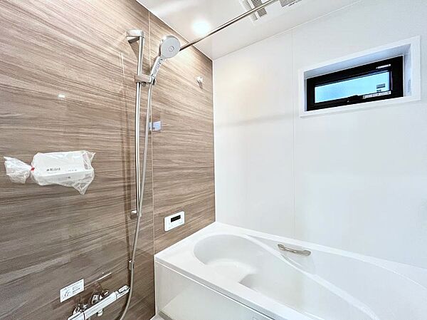 ◆2号棟◆～Bath Room～　窓付きのバスルームは、採光もあり明るく気持ちの良い空間です。窓があることで、換気環境も良好。ゆったり寛げるバスルームで、毎日のバスタイムが楽しみになりそうです。