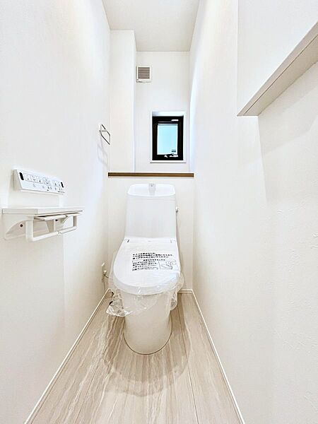 ◆2号棟◆～Toilet～　清潔感のある水回り♪トイレはウォシュレット付きです◎トイレは毎日使わざるを得ないもの。いつも清潔を保ちたいですね。トイレが2ヶ所あるので朝の混雑時に便利です！