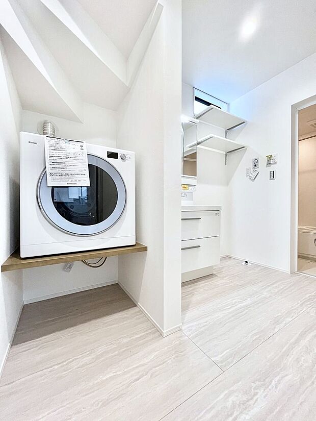 乾燥機付きのランドリールームで雨の日の洗濯が楽になりますね。