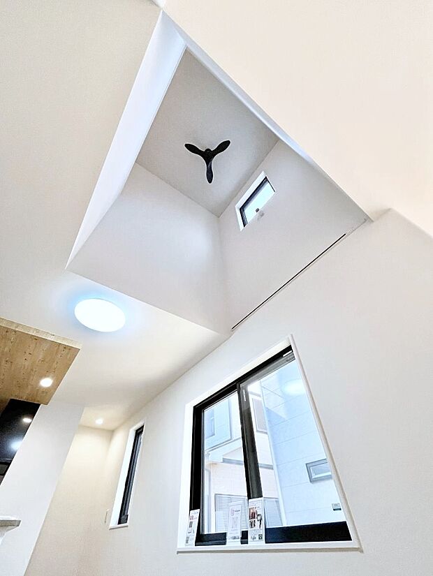 明るい日差しが差し込む吹き抜け設計