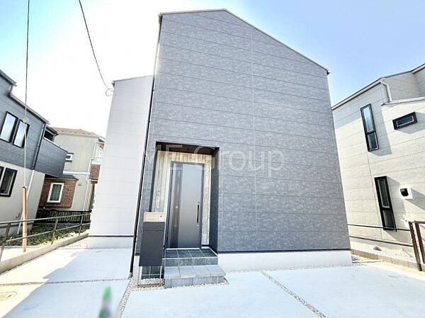 ◆2号棟◆～Exterior～　一戸建ての大きなメリットは、自分達の「土地」を「自由に」使える事です。ガーデニングやＤＩＹ，車やバイクの趣味など様々な用途で利用できます。