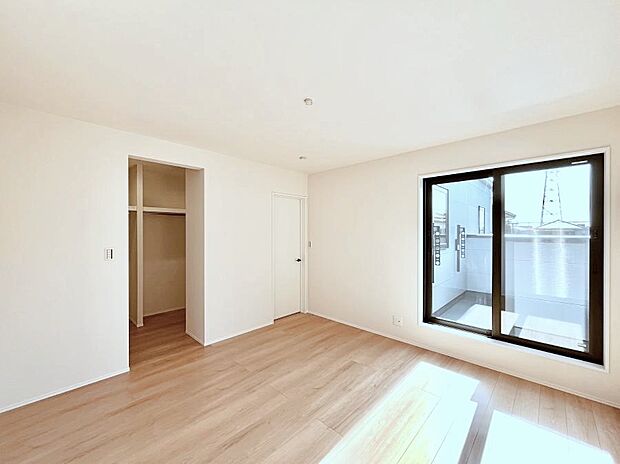 ◆2号棟◆~Bed Room~ 「今日も一日お疲れ様」とご夫婦でゆったりくつろげる寝室。毎日の家事やお仕事に疲れた日はフカフカのベットで癒されてください。本棚をおいても快適な広さが自慢♪