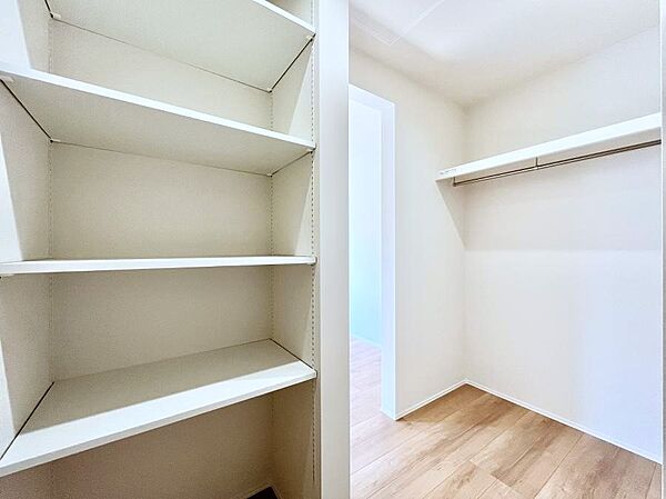 ◆2号棟◆～Walk-in Closet～　たくさんの洋服をかけてもシワになりにくいウォークインクローゼット。洋服以外にも、普段使わない家電やスーツケース、ストック品など何でも片付く嬉しい空間です。